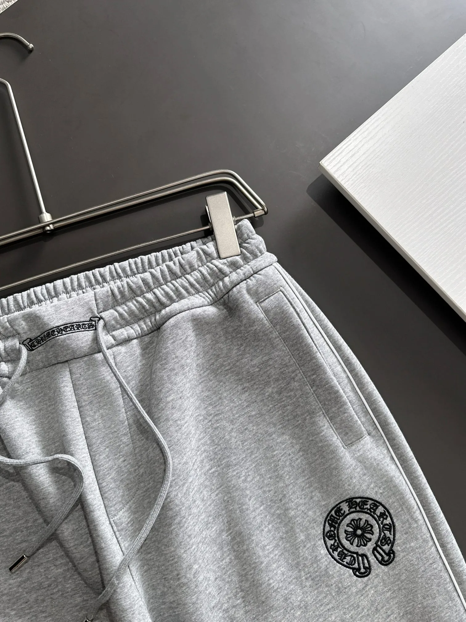 P310 Chrome Hearts* (exclusive quality in the market) hot style 2꯭0꯭2꯭5 new autumn pants original ⌚️ high version Chrome Hearts The fabric is made of 380g high-density double-sided Chinese custom fabric. It does not deform or shrink. The three-dimensional drape is amazing. Process introduction: chicken edge + classic horseshoe embroidery. Color: gray SIZE: M-XXXL